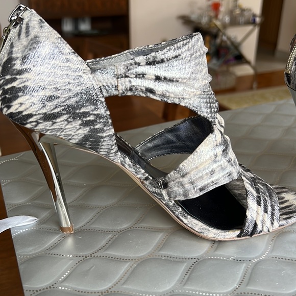 💕Guess Grey/Wht Faux Snakeskin Embossed Metallic Heels 7.5 EUC💕 - Picture 9 of 10